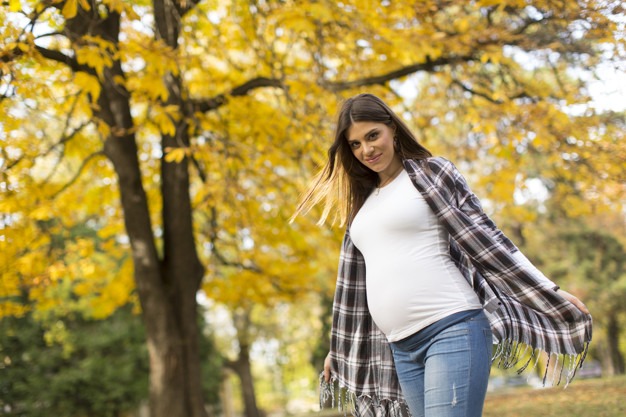 Ciąża a jesień – jak ją przetrwać w tym okresie?