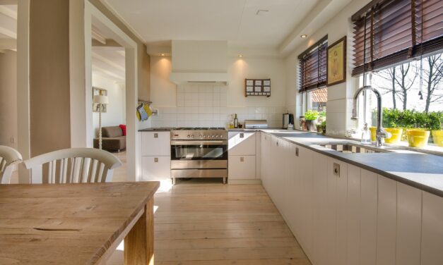 Minimalistyczna lampa sufitowa – plafon. Do jakich wnętrz pasuje?