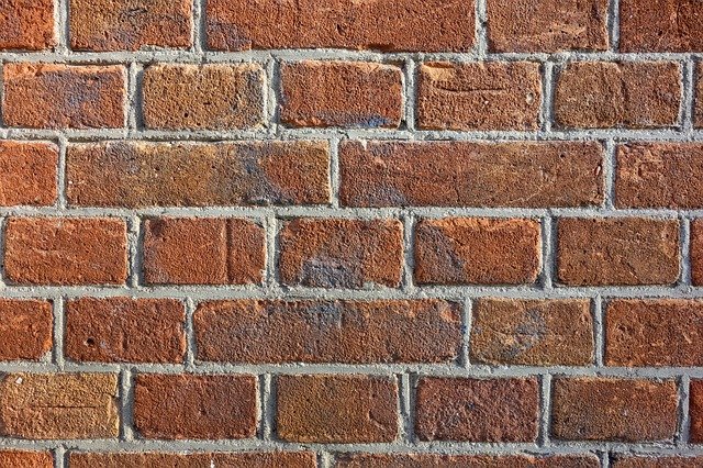 Jaki kolor ścian pasuje  do płytek z cegły?