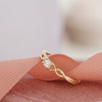 Jak dobrać pierścionek zaręczynowy z diamentem? Oto 5 zasad, które uchronią Cię przed wpadką