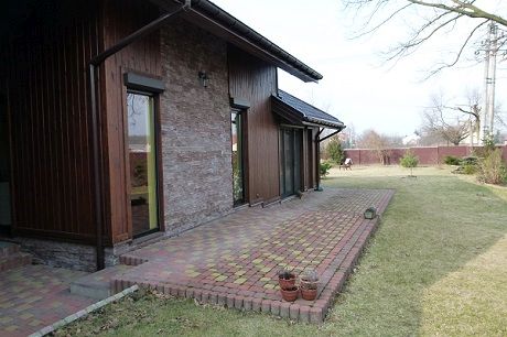 Kamień elewacyjny na zewnątrz – jak wybrać materiał odporny na warunki atmosferyczne i zachowujący estetykę przez lata?